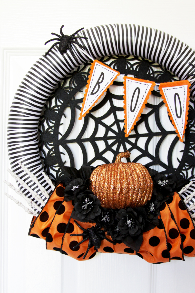 simple-and-spooky-spiders-halloween-wreath