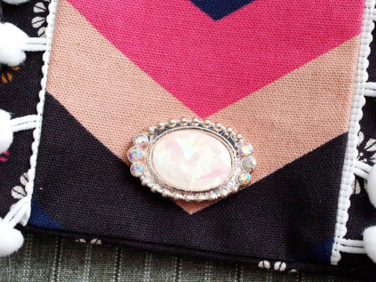 decorative bead for front of clutch
