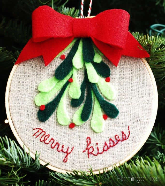 Merry Kisses Hoop Art