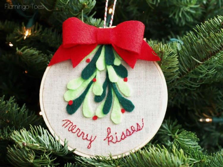 Merry Kisses Misteltoe Ornament